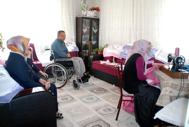 Engelli eşine destek olmak için evini terzi atölyesine çevirdi