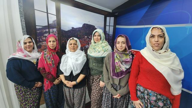 Muğlalı kadın gazeteciler Zeynep G&uuml;neş Akg&uuml;n e destek i&ccedil;in iş yerlerine y&ouml;resel kıyafetleriyle geldi 3