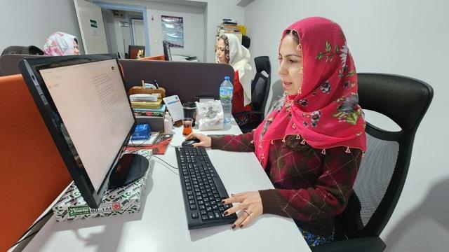 Muğlalı kadın gazeteciler Zeynep G&uuml;neş Akg&uuml;n e destek i&ccedil;in iş yerlerine y&ouml;resel kıyafetleriyle geldi 1