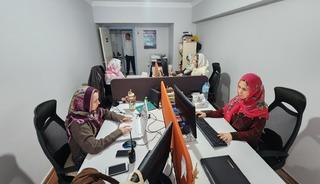 Muğlalı kadın gazeteciler Zeynep G&uuml;neş Akg&uuml;n'e destek i&ccedil;in iş yerlerine y&ouml;resel kıyafetleriyle geldi