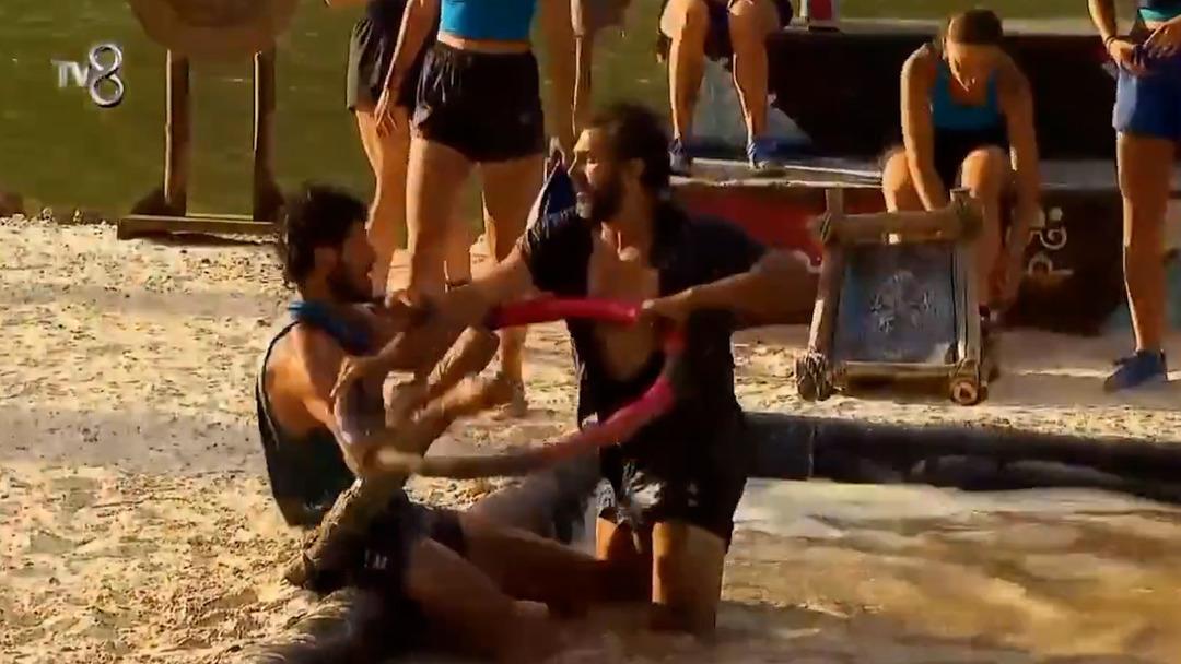Survivor da yer yerinden oynadı! Bayhan ve Engincan arasında ipler gerildi!  Diskalifiye  iddiası g&uuml;ndemde  3