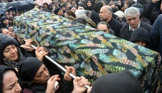 Cenazede y&uuml;rek yakan anlar! 