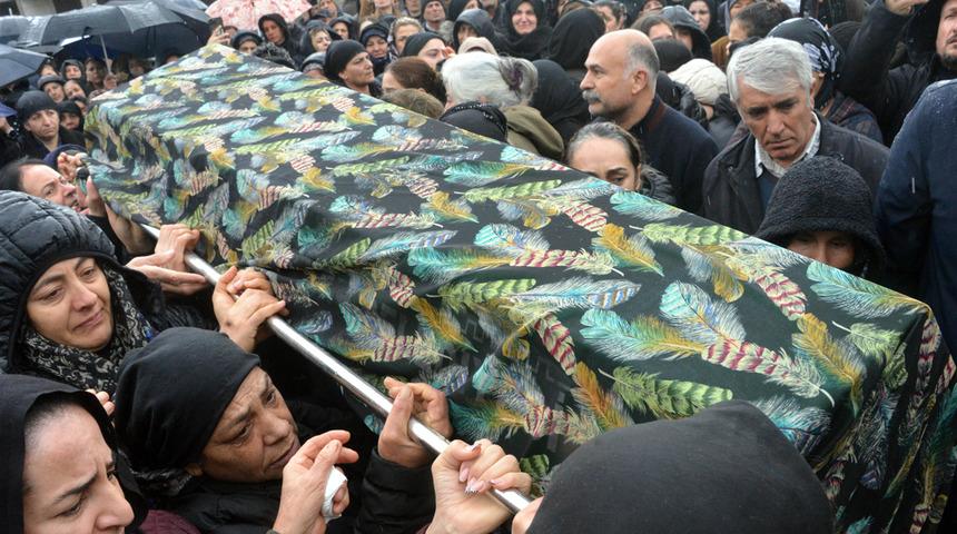 Cenazede y&uuml;rek yakan anlar! Ayrılmak istediği sevgilisi otomobilde boğarak &ouml;ld&uuml;rm&uuml;şt&uuml;... 