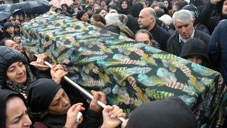 Cenazede yürek yakan anlar! Ayrılmak istediği sevgilisi otomobilde boğarak öldürmüştü... 