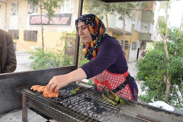 Mahallenin 'Kebapçı bacısı', erkek ustalara rakip oldu