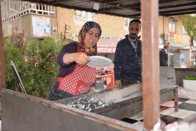 Mahallenin 'Kebapçı bacısı', erkek ustalara rakip oldu