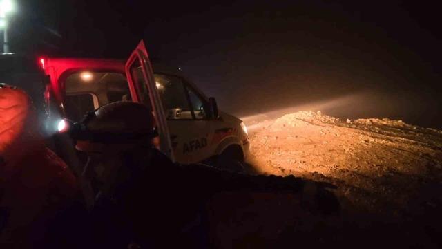 Tut il&ccedil;esinde korkutan heyelan: 2 ev tahliye edildi 1