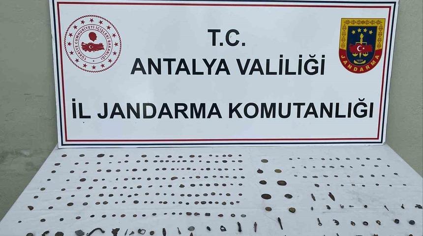 Antalya&rsquo;da 281 adet tarihi eser ele ge&ccedil;irildi