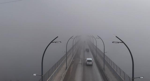 Yoğun sisten kaybolan yapılar dronla g&ouml;r&uuml;nt&uuml;lendi 1