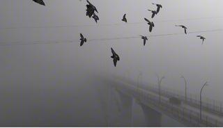 Yoğun sisten kaybolan yapılar dronla g&ouml;r&uuml;nt&uuml;lendi