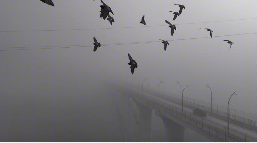 Yoğun sisten kaybolan yapılar dronla g&ouml;r&uuml;nt&uuml;lendi