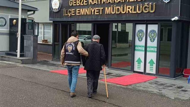 Dolandırıcılıktan aranıyordu, emniyete bastonuyla götürüldü