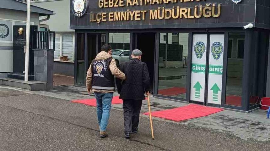 Dolandırıcılıktan aranıyordu, emniyete bastonuyla g&ouml;t&uuml;r&uuml;ld&uuml;