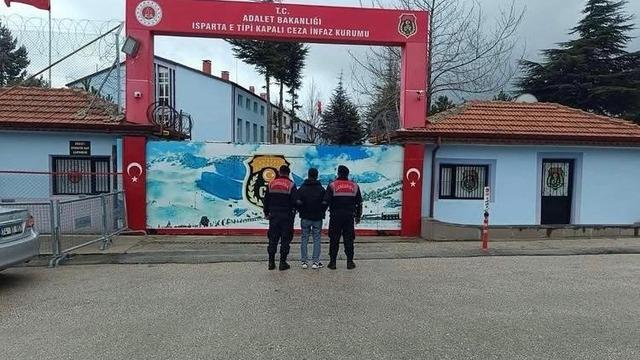 Isparta’da 18 suçtan 27 yıl 9 ay hapis cezası bulunan şahıs yakalandı