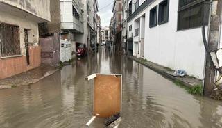 Karşıyaka&rsquo;da sağanak sonrası sokaklar g&ouml;le d&ouml;nd&uuml;