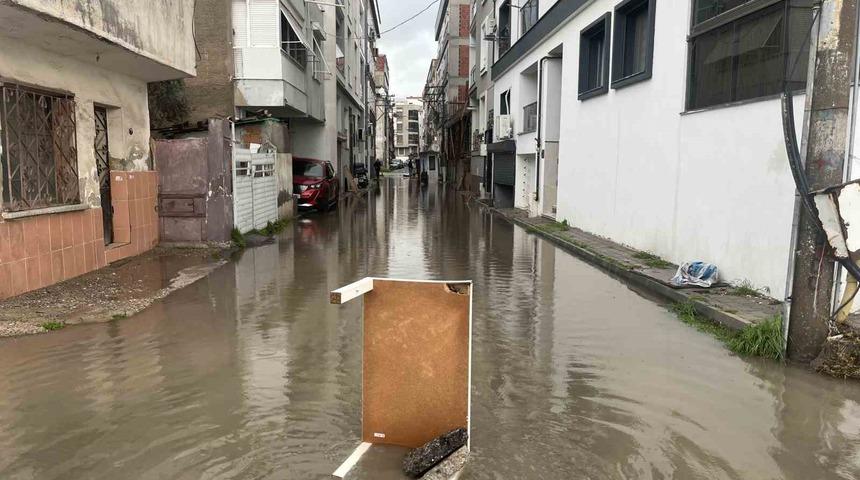 Karşıyaka&rsquo;da sağanak sonrası sokaklar g&ouml;le d&ouml;nd&uuml;