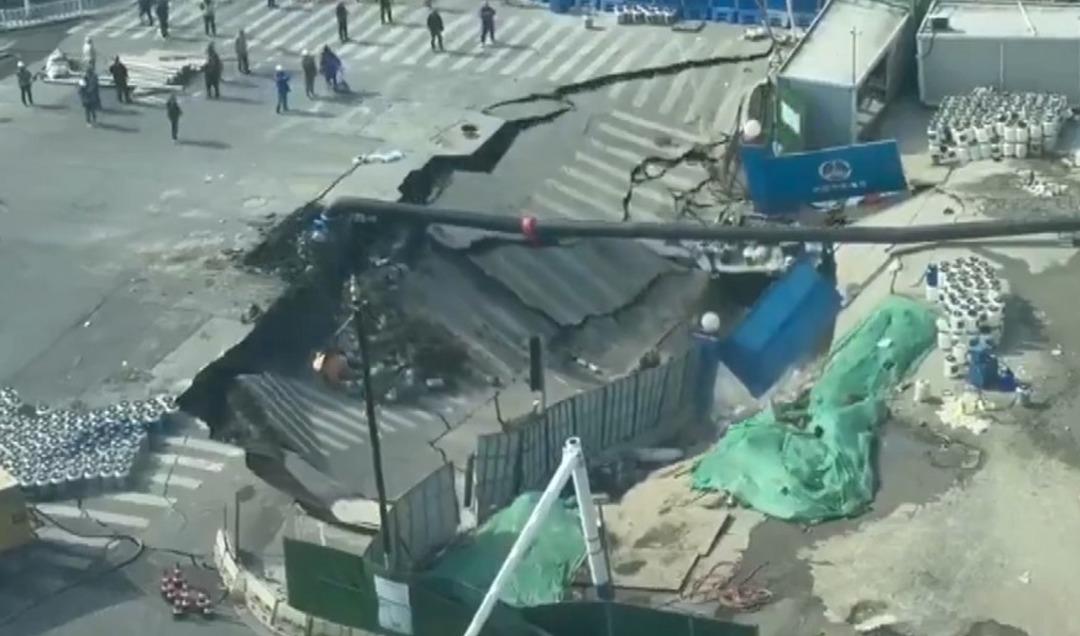 Yer yarıldı, dev &ccedil;ukur her şeyi yuttu! &Ccedil;inlilerin soğukkanlılığı hayrete d&uuml;ş&uuml;rd&uuml; 1