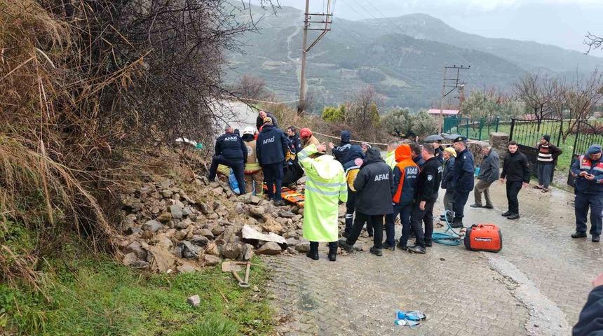 Manisa&rsquo;da aşırı yağmurlardan istinat duvarı &ccedil;&ouml;kt&uuml;: 1 &ouml;l&uuml;