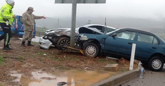 Gaziantep&rsquo;te &ccedil;arpışan ara&ccedil;ların s&uuml;r&uuml;c&uuml;leri yaralandı 1