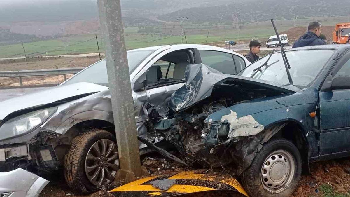 Gaziantep’te çarpışan araçların sürücüleri yaralandı