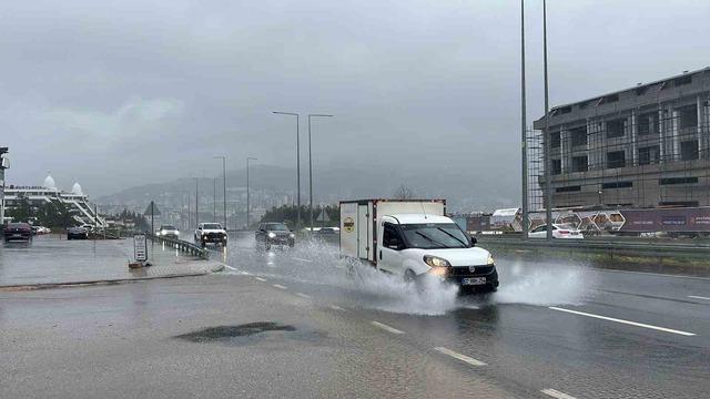 Alanya&rsquo;da sağanak etkili oldu, s&uuml;r&uuml;c&uuml;ler zor anlar yaşadı 5