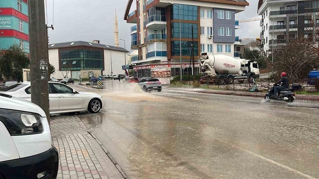 Alanya&rsquo;da sağanak etkili oldu, s&uuml;r&uuml;c&uuml;ler zor anlar yaşadı 4