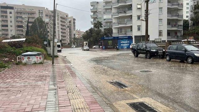 Alanya&rsquo;da sağanak etkili oldu, s&uuml;r&uuml;c&uuml;ler zor anlar yaşadı 3