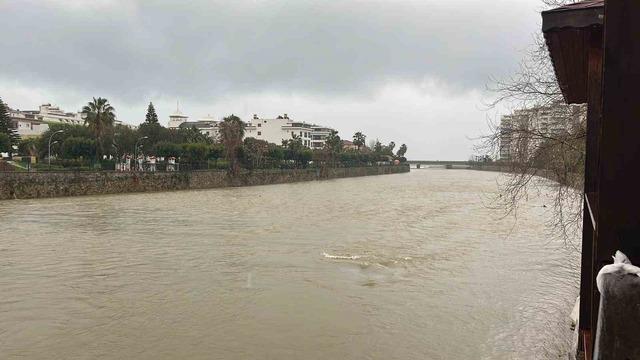Alanya&rsquo;da sağanak etkili oldu, s&uuml;r&uuml;c&uuml;ler zor anlar yaşadı 2
