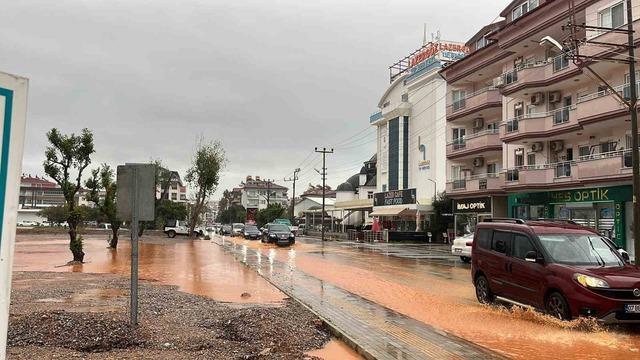 Alanya&rsquo;da sağanak etkili oldu, s&uuml;r&uuml;c&uuml;ler zor anlar yaşadı 1
