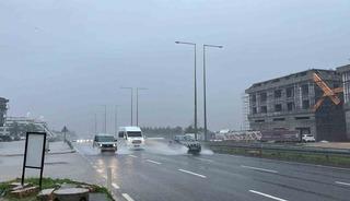 Alanya&rsquo;da sağanak etkili oldu, s&uuml;r&uuml;c&uuml;ler zor anlar yaşadı