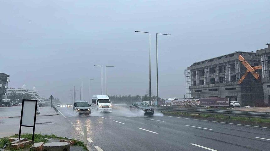 Alanya&rsquo;da sağanak etkili oldu, s&uuml;r&uuml;c&uuml;ler zor anlar yaşadı