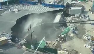 Yer yarıldı, dev &ccedil;ukur her şeyi yuttu! İnanılmaz anlar