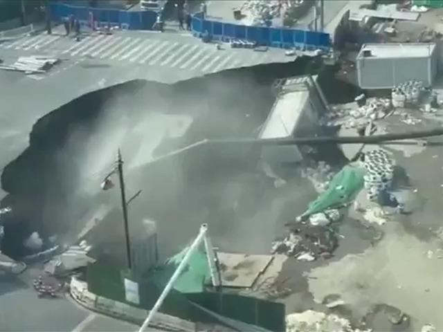 Yer yarıldı, dev &ccedil;ukur her şeyi yuttu! İnanılmaz anlar