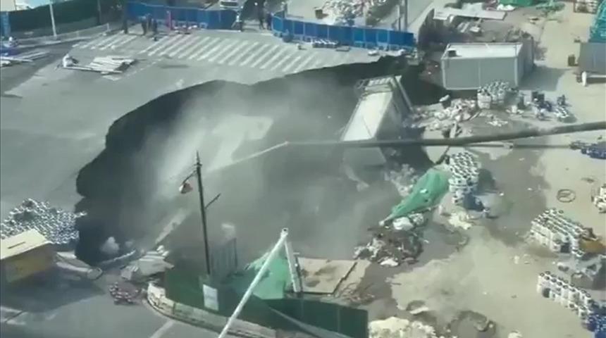 Yer yarıldı, dev &ccedil;ukur her şeyi yuttu! &Ccedil;inlilerin soğukkanlılığı hayrete d&uuml;ş&uuml;rd&uuml;