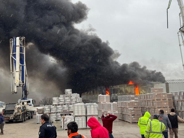 Balıkesir de yapı malzemeleri deposunda &ccedil;ıkan yangın s&ouml;nd&uuml;r&uuml;ld&uuml; 4