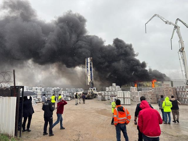 Balıkesir de yapı malzemeleri deposunda &ccedil;ıkan yangın s&ouml;nd&uuml;r&uuml;ld&uuml; 3
