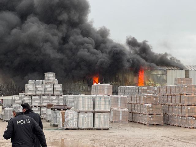 Balıkesir de yapı malzemeleri deposunda &ccedil;ıkan yangın s&ouml;nd&uuml;r&uuml;ld&uuml; 2
