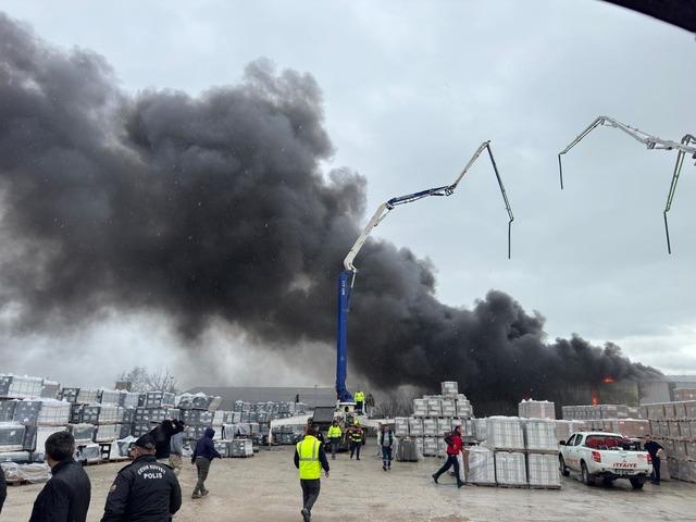 Balıkesir de yapı malzemeleri deposunda &ccedil;ıkan yangın s&ouml;nd&uuml;r&uuml;ld&uuml; 1