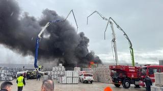 Balıkesir'de yapı malzemeleri deposunda çıkan yangın söndürüldü