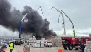 Balıkesir'de yapı malzemeleri deposunda &ccedil;ıkan yangın s&ouml;nd&uuml;r&uuml;ld&uuml;