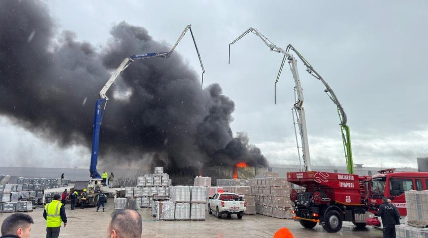 Balıkesir'de yapı malzemeleri deposunda &ccedil;ıkan yangın s&ouml;nd&uuml;r&uuml;ld&uuml;