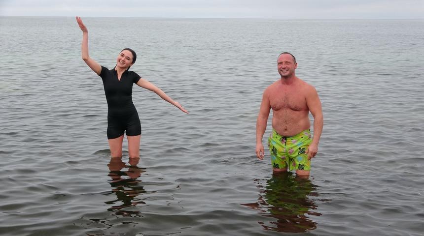 Dondurucu soğukta Van G&ouml;l&uuml;'nde y&uuml;zd&uuml;ler