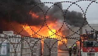 Yapı market deposundaki yangın kontrol altında