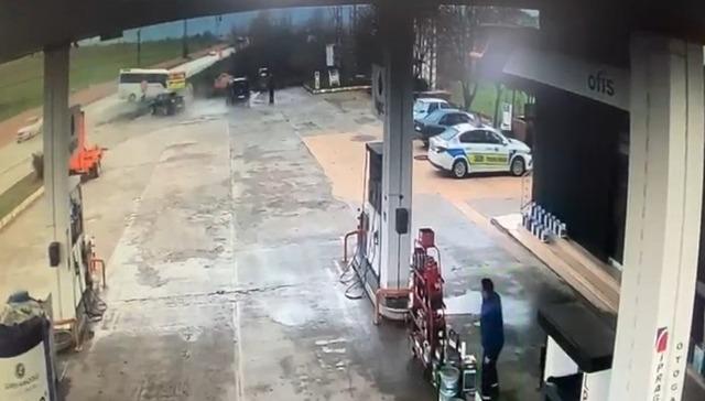 Tokat'ta öğrenci servisinin devrilme anı kamerada