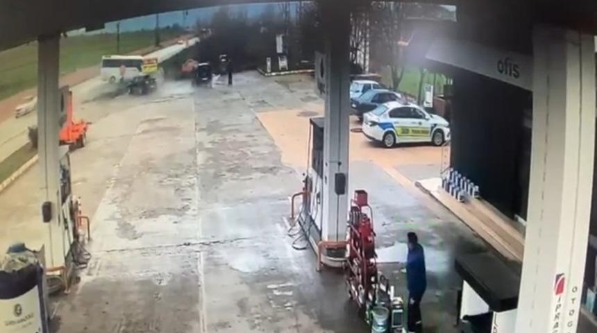 Tokat'ta &ouml;ğrenci servisinin devrilme anı kamerada