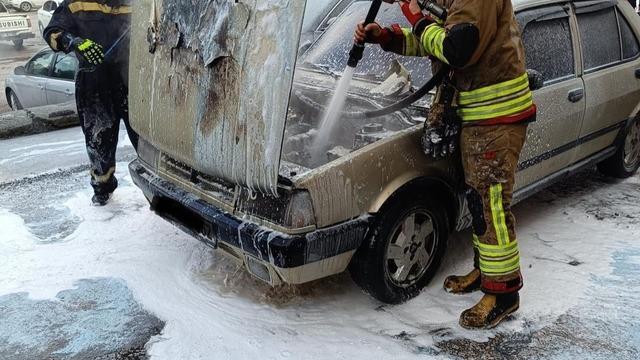 Dörtyol’da bir araç alevlere teslim oldu