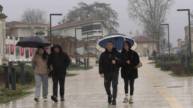 Edirne&rsquo;de yağmur etkili oldu, cadde ve sokaklar g&ouml;le d&ouml;nd&uuml; 3
