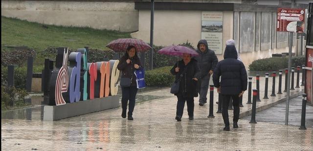 Edirne&rsquo;de yağmur etkili oldu, cadde ve sokaklar g&ouml;le d&ouml;nd&uuml; 1