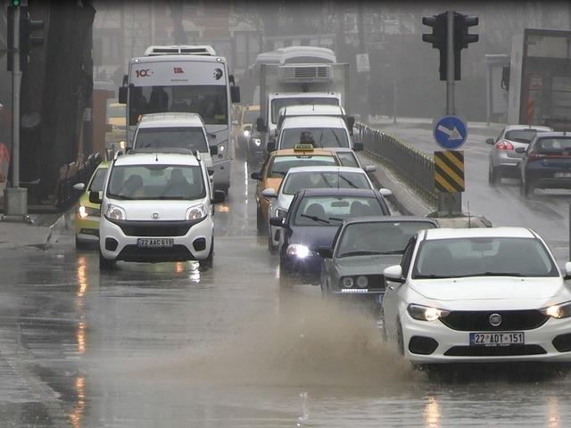 Edirne&rsquo;de yağmur etkili oldu, cadde ve sokaklar g&ouml;le d&ouml;nd&uuml;