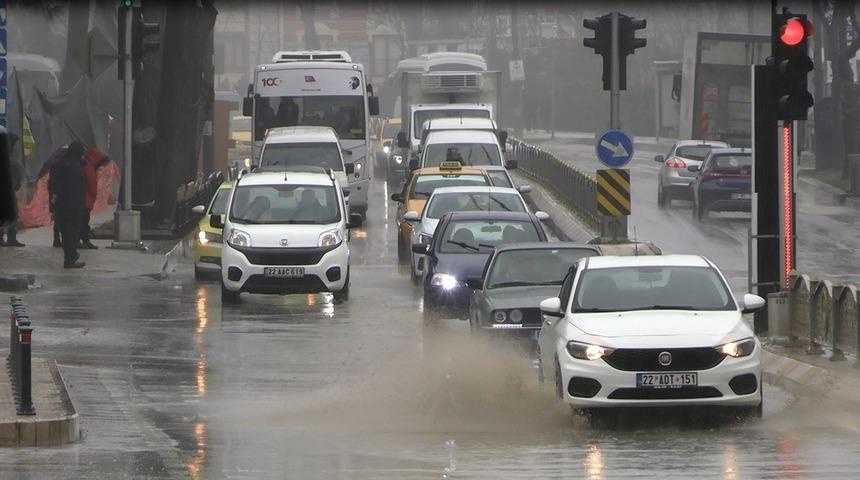 Edirne&rsquo;de yağmur etkili oldu, cadde ve sokaklar g&ouml;le d&ouml;nd&uuml;